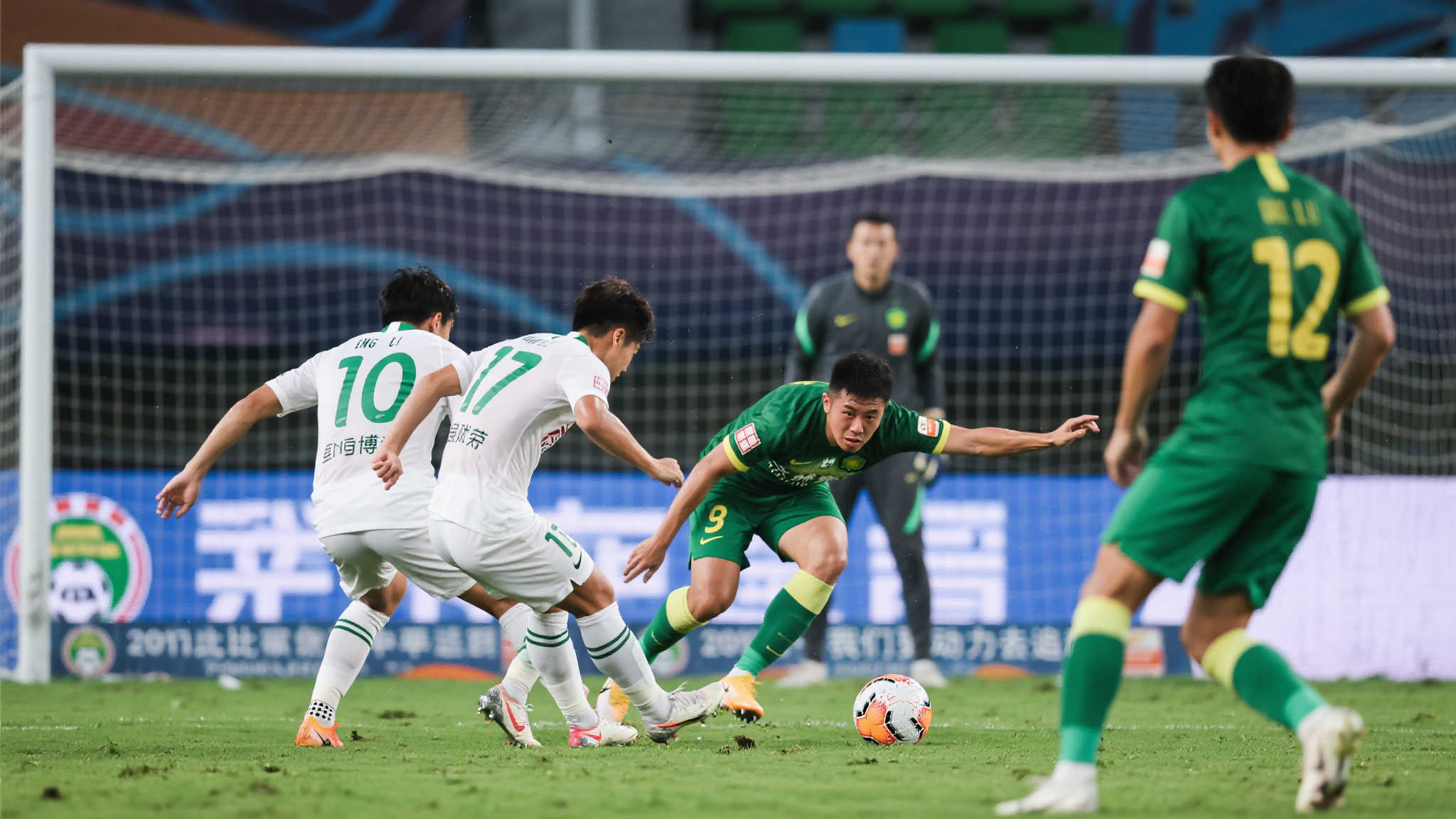 中超巅峰对决:英博苦战120分钟,憾负国安,比赛跌宕起伏 尽管结果令人惋惜,但 eng博在这场与强敌的对决中